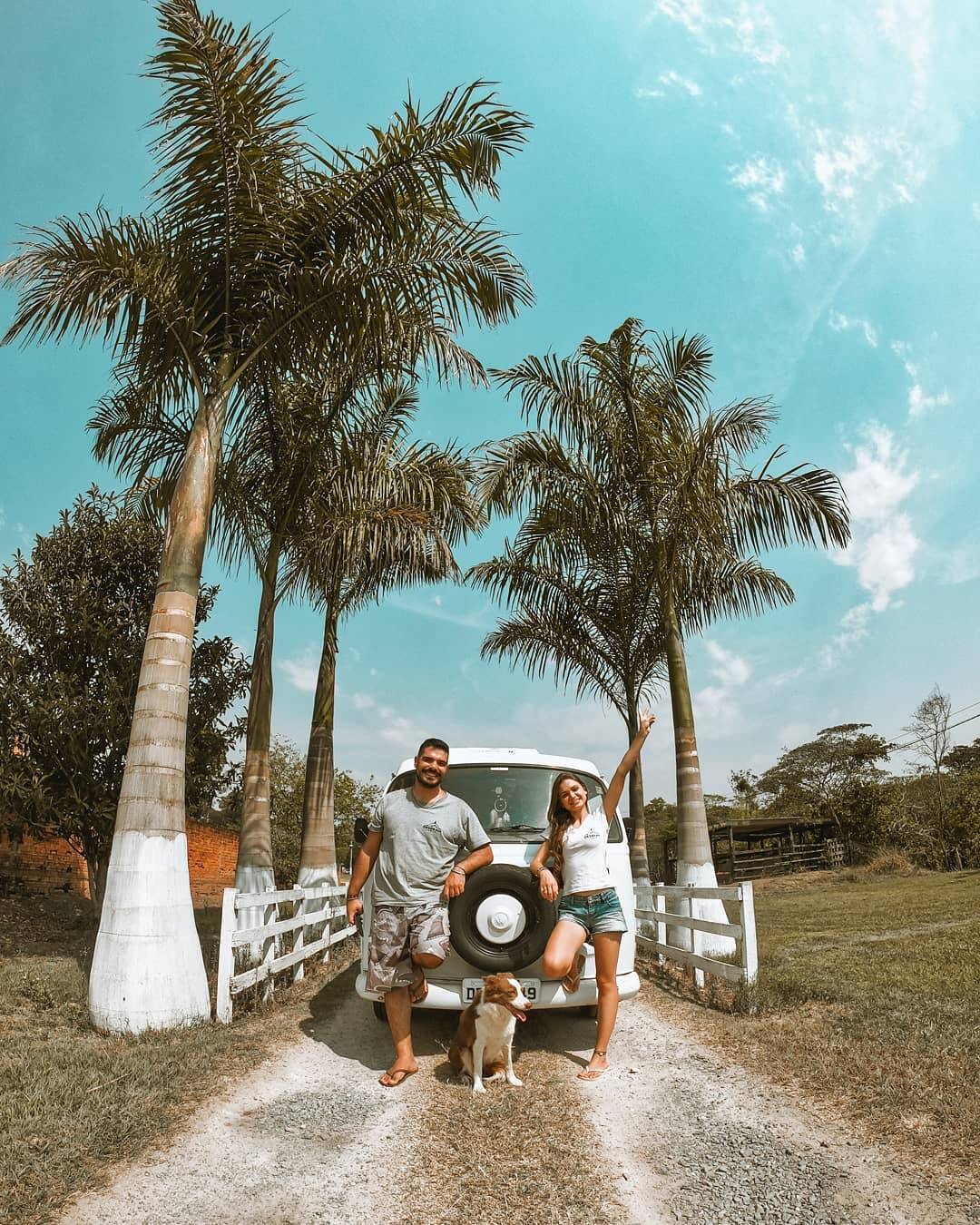 Camila da Silva Moller, Leonardo Moller Pitella e Luna viajam pelo país em uma Kombi. Foto: Desbrava Trip