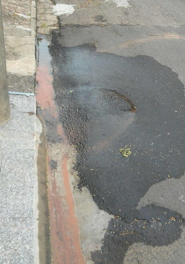 Desperdício e demora – Rua com vazamento espera obras