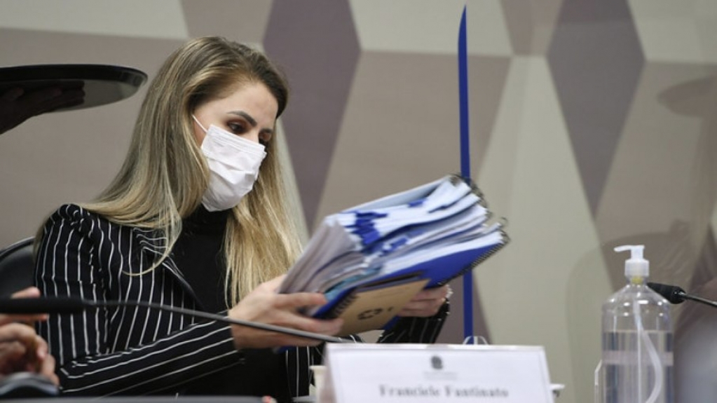 Coronel Élcio tirou presos de grupos prioritários da vacina, diz ex-servidora Coronel Élcio tirou presos de grupos prioritários da vacina, diz ex-servidora