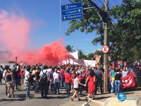 Manifestantes protestam em frente ao Fórum da Barra Funda – Reprodução G1