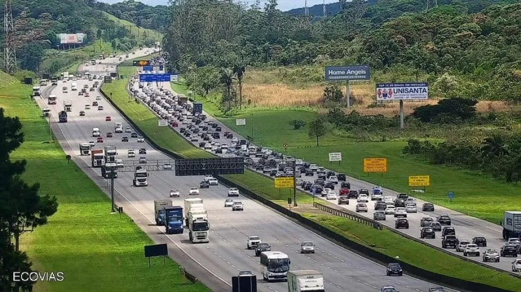 Rodovias de SP apresentam congestionamento em direção ao litoral Rodovias de SP apresentam congestionamento em direção ao litoral