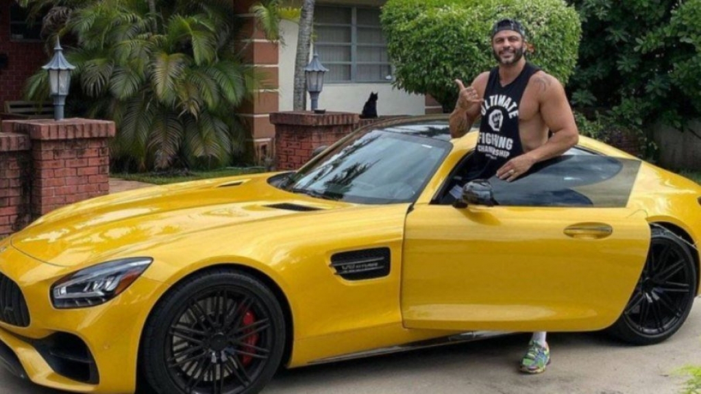 Campeão do 'BBB 1', Kleber Bambam ostenta com carrão de R$ 1,5 milhão nos EUA