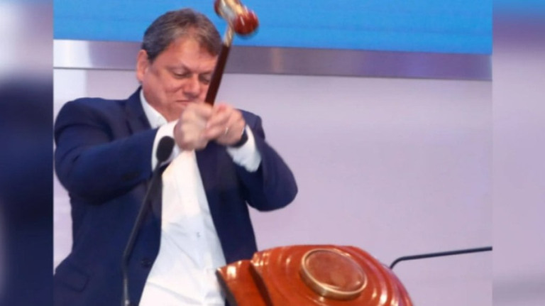 Tarcísio se exalta, bate martelo com força e quebra símbolo da B3