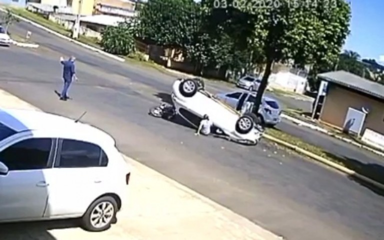Moto furtada é ‘esmagada’ por carro após cortar preferencial em Chapecó; assista
