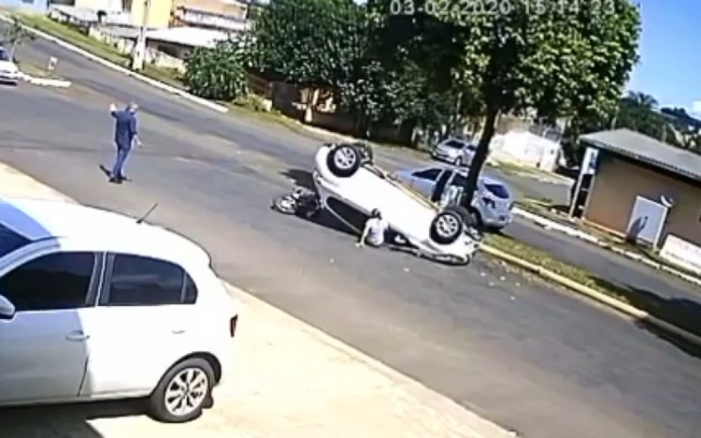 Moto furtada é ‘esmagada’ por carro após cortar preferencial em Chapecó; assista