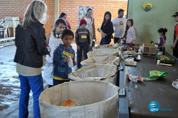 Espetáculo sobre reciclagem faz temporada para estudantes de Marília