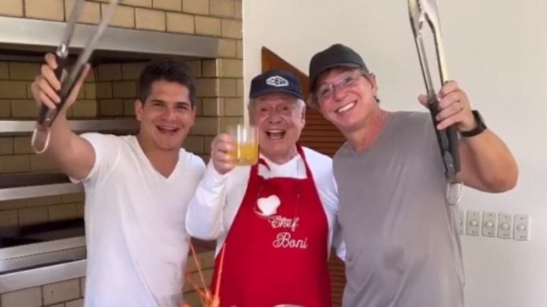 Preocupado? Boninho curte tarde com a família: "Paella do paizão!"