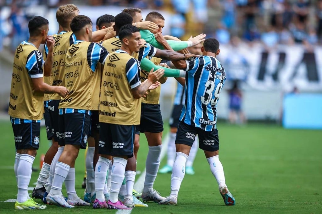 Grêmio goleia no Gauchão e dorme na liderança da competição