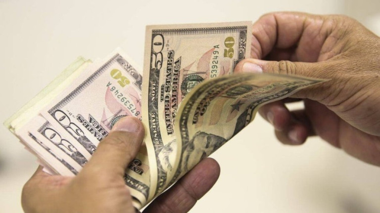 Dólar dispara e passa R$ 5,50 com furo do teto e falas de Lula