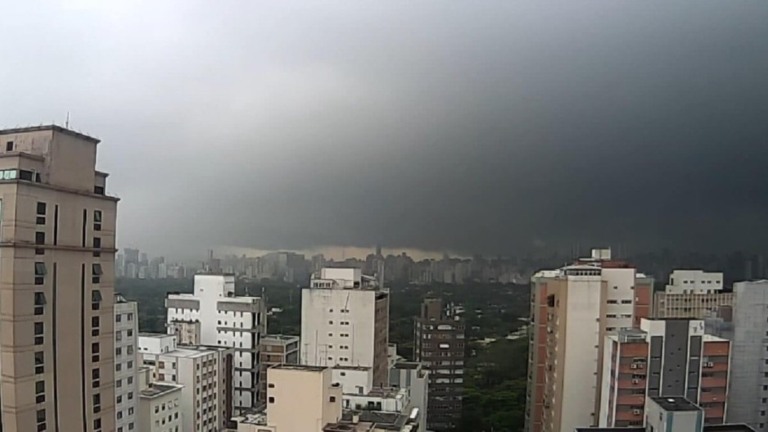 Reprodução / X @D7353162Santos – 23.11.2023 Chuva forte atinge São Paulo na manhã desta quinta-feira (23)