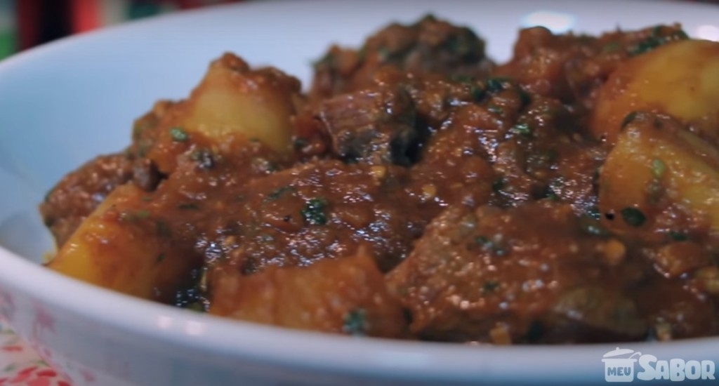 Aprenda a fazer uma saborosa e suculenta Carne de Panela com batata