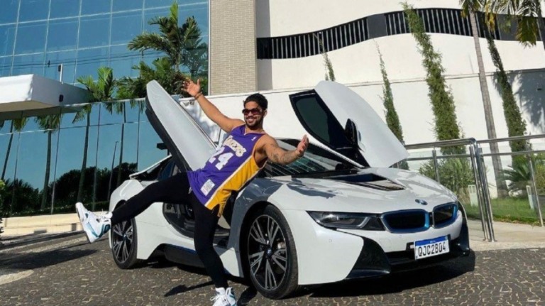 Influencer "Rei do Money" ostenta carrões e manda recado para Neymar