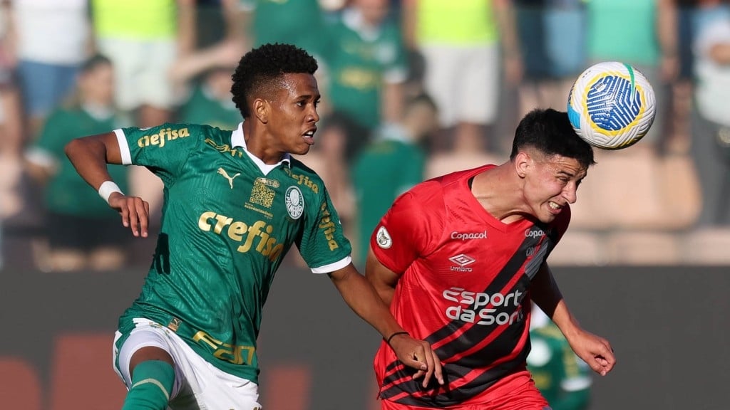 Athletico-PR vence o Palmeiras e assume a liderança do Brasileirão