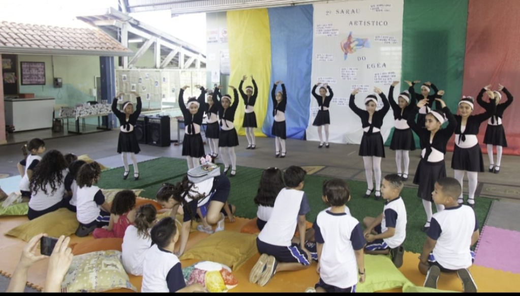 Escola de Marília faz Sarau com bailarinas, poeta, artista plástico, cantora e músicos