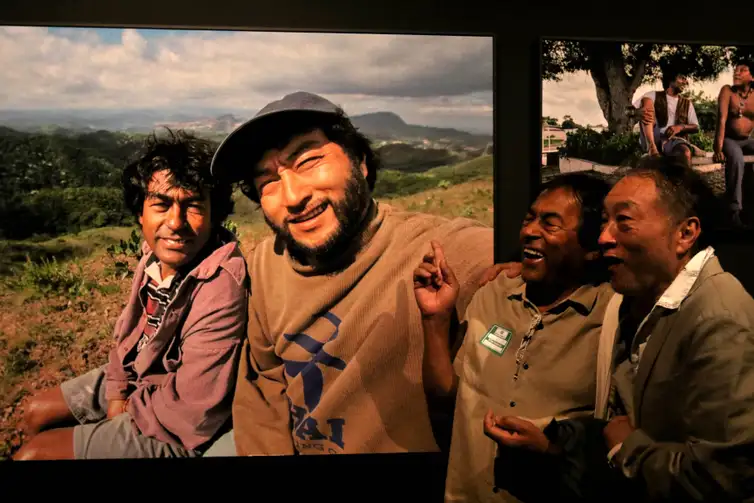 Rio de Janeiro (RJ), 27/02/2024 - O fotógrafo, Hiromi Nagakura e o filósofo indígena, Ailton Krenak, se emocionam em frente a uma foto dos dois, da década de 90.  Exposição fotográfica 