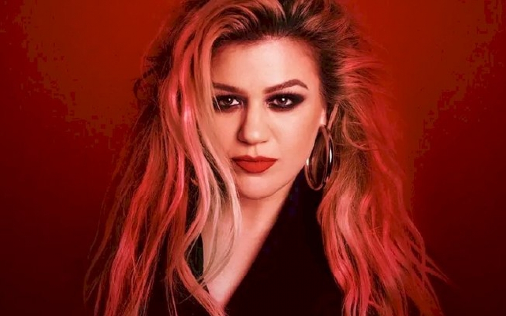 Kelly Clarkson anuncia novo single "Christmas Isn’t Canceled (Just You)" Kelly Clarkson anuncia novo single "Christmas Isn’t Canceled (Just You)"