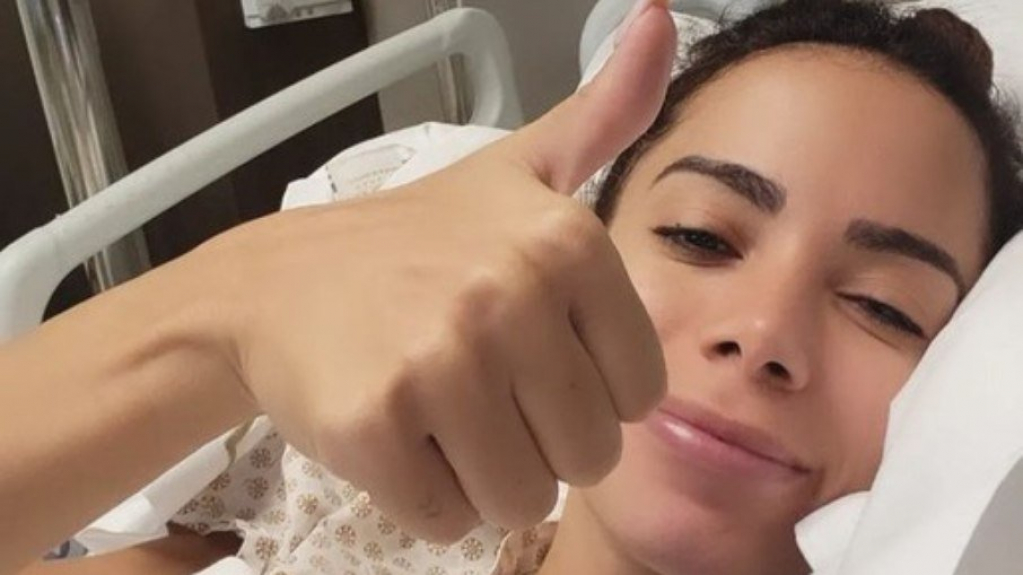 Anitta reclama de pós-operatório: 'Fase extremamente ruim'