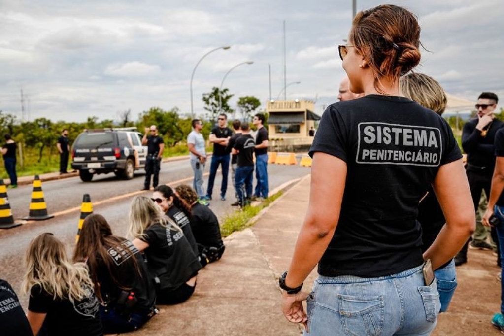 Governo convoca mais mil agentes para atuar em presídios