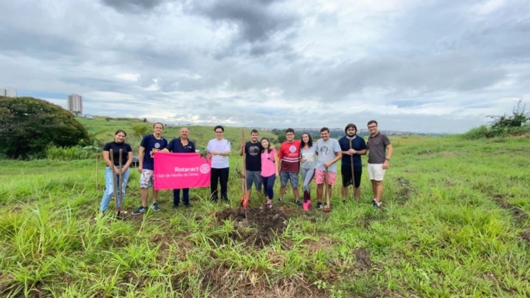Voluntários plantam árvores em área do Jardim Acapulco