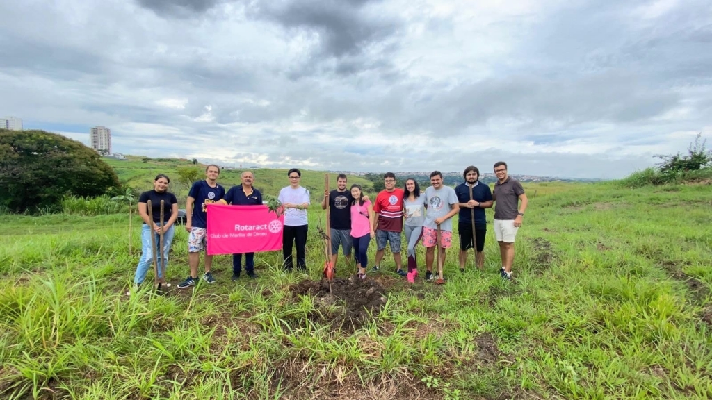 Voluntários plantam árvores em área do Jardim Acapulco