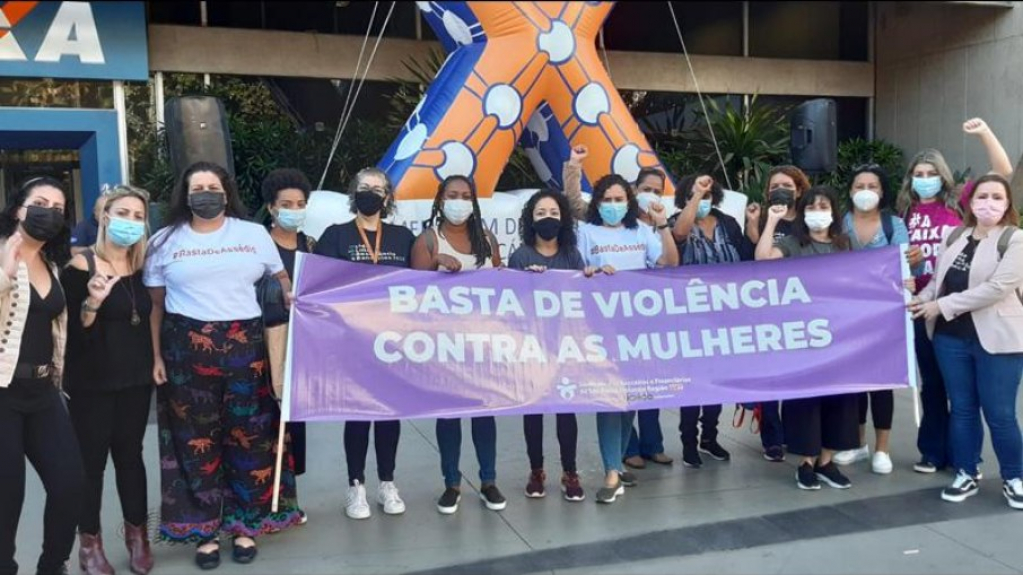 Bancários protestam contra assédio na Caixa Bancários protestam contra assédio na Caixa