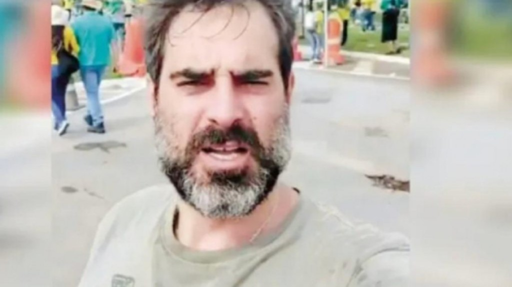 Alvo da Operação Lesa Pátria pula da janela de casa e foge da PF Alvo da Operação Lesa Pátria pula da janela de casa e foge da PF