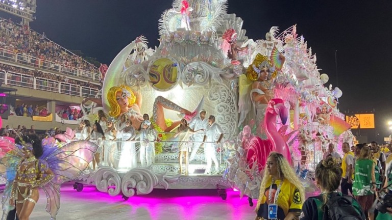Carnaval: Carro da São Clemente quebra e Sapucaí comemora 'conserto'
