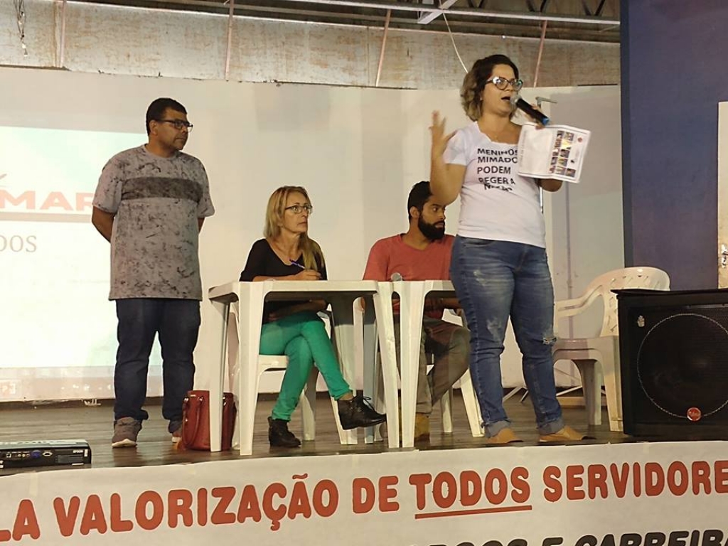 Dirigentes do Sindicato durante assembleia em Marília