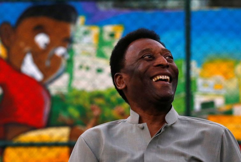 Pelé é internado em São Paulo após tratamento em Paris