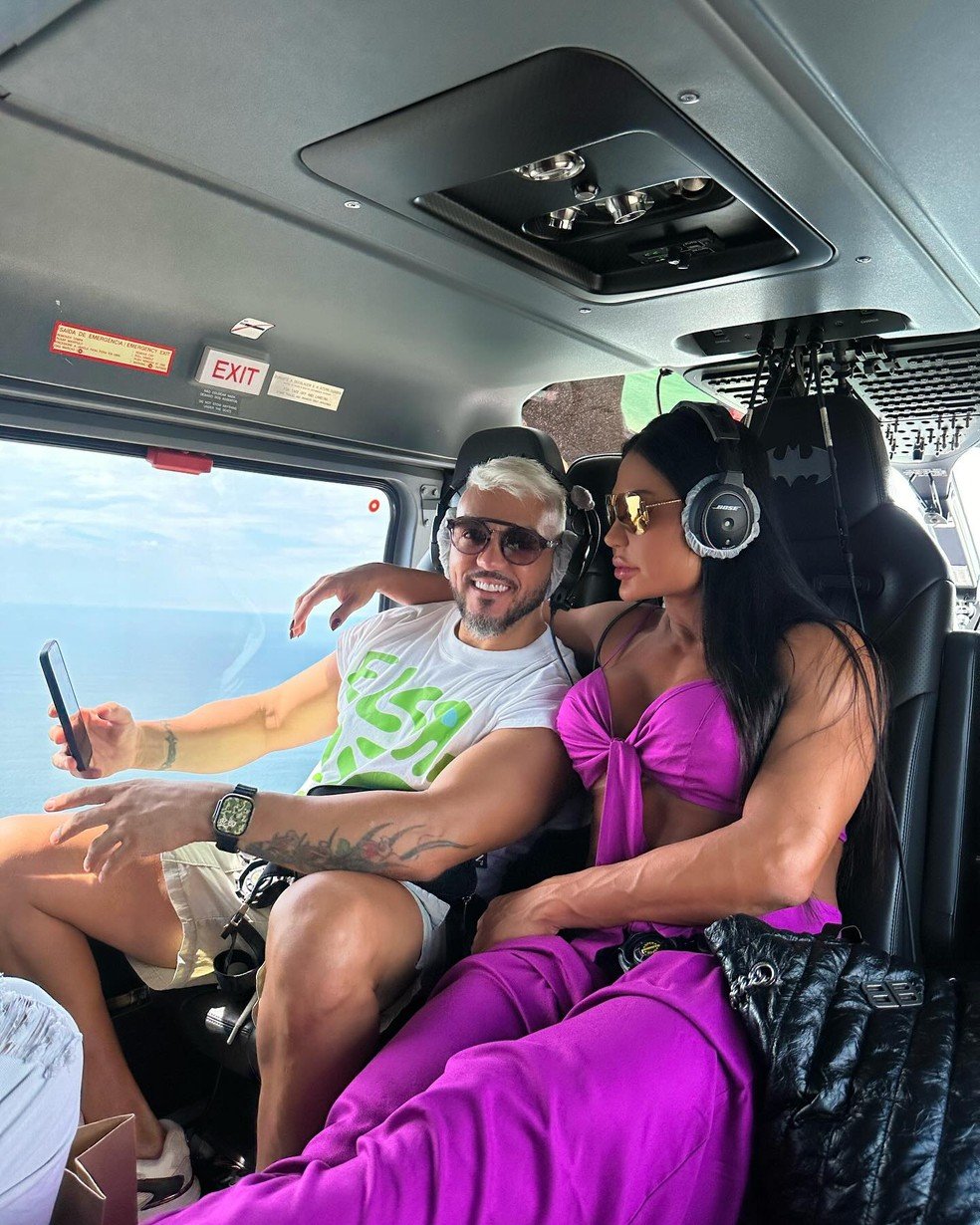 Belo e Gracyanne foram de helicópteros para Santos — Foto: Reprodução/Instagram