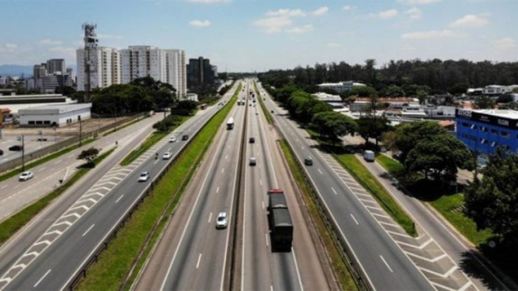 Leilão da Dutra prevê pedágio flexível, descanso para caminhoneiro e wi-fi; veja