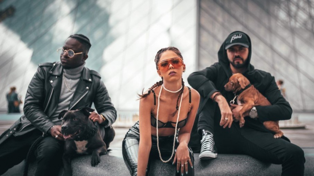 Ella e Yina Rose entregam detalhes da gravação de clipe em Paris Ella e Yina Rose entregam detalhes da gravação de clipe em Paris