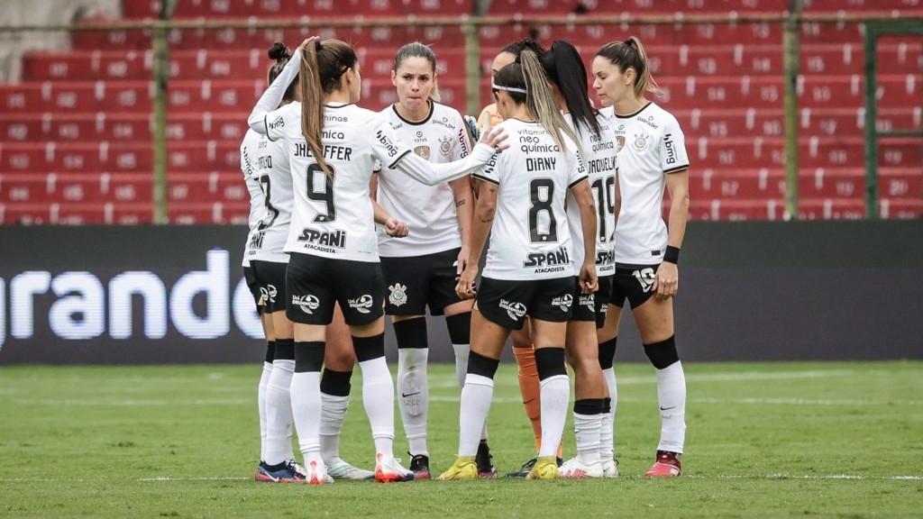 Corinthians vence América-MG de virada e assume liderança do Brasileirão Feminino