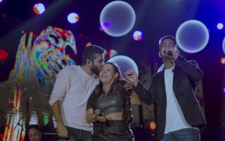 Dona Ruth canta "Estrelinha", sucesso de sua filha, Marília Mendonça