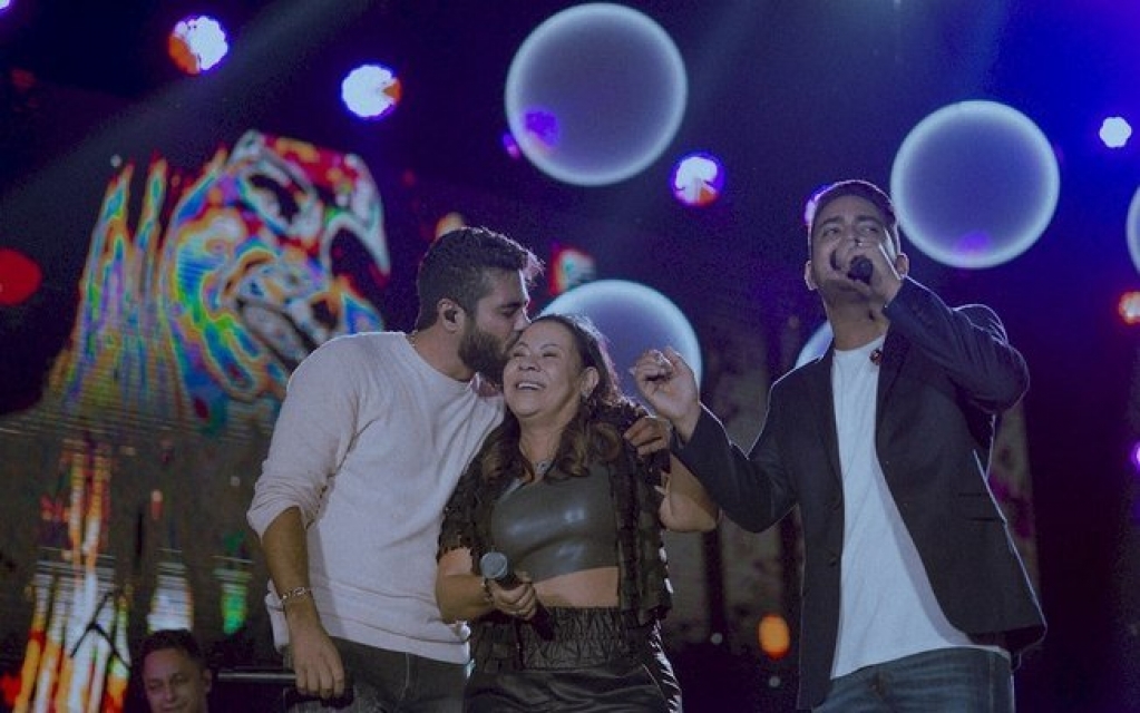 Dona Ruth canta "Estrelinha", sucesso de sua filha, Marília Mendonça