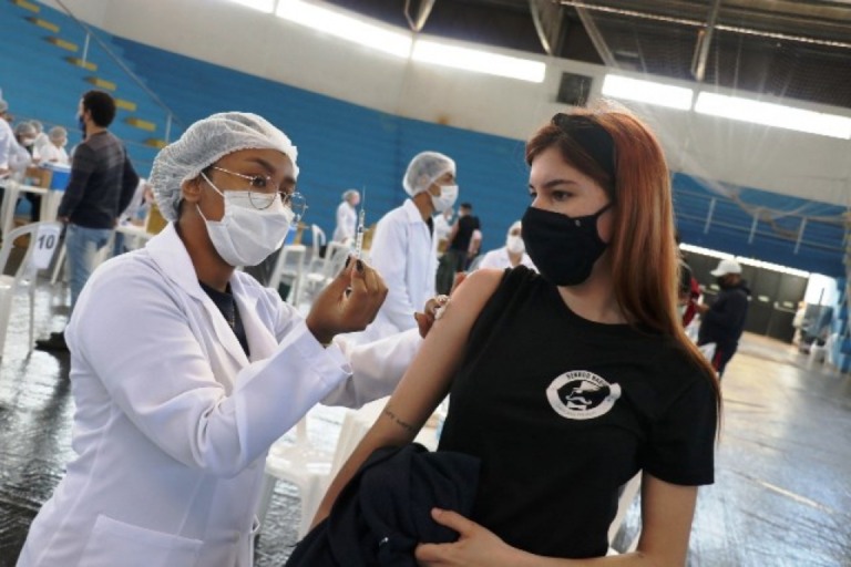 Marília terá 1.560 doses para maiores de 18 ainda não vacinados; exige cadastro