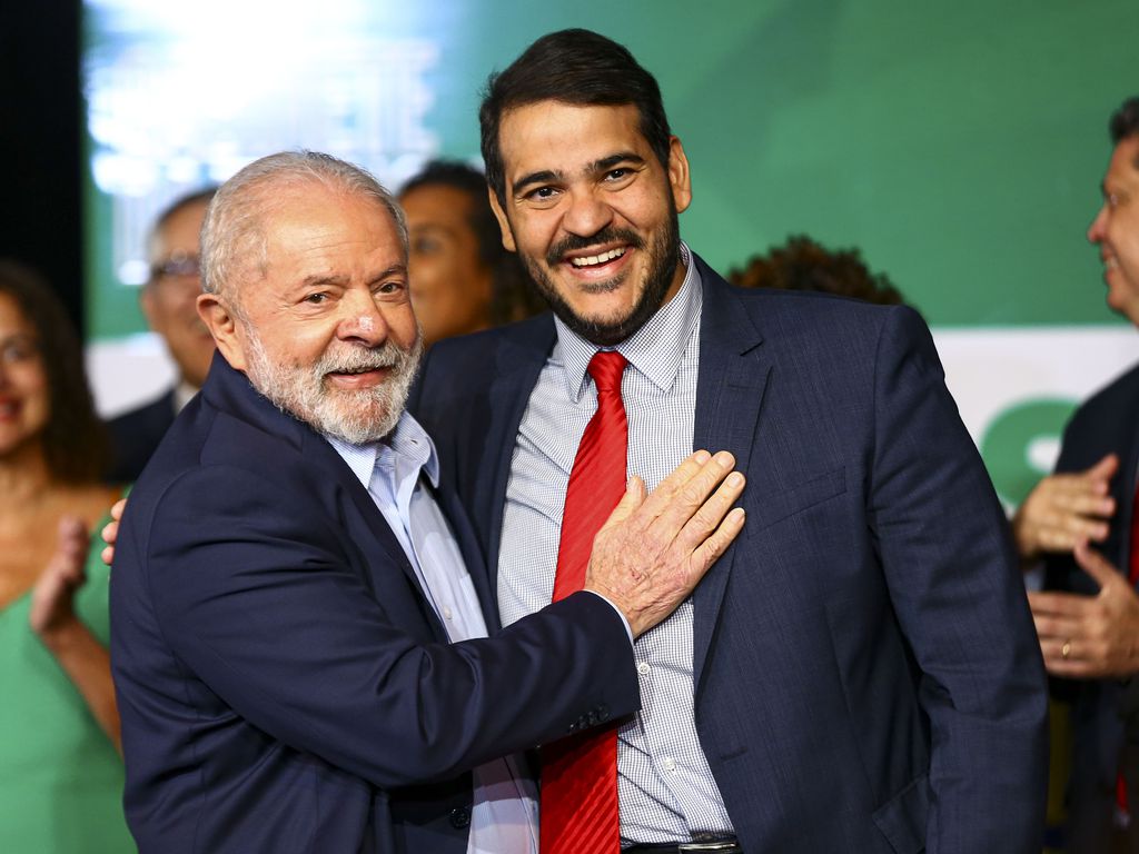 O presidente eleito, Luiz Inácio Lula da Silva, e o futuro ministro da Advocacia-Geral da União, Jorge Messias, durante anúncio de novos ministros que comporão o governo.. Foto: Marcelo Camargo/Agência Brasil - 22.12.2022