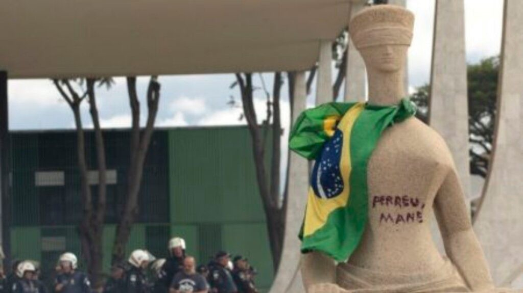 Mulher que pichou 'perdeu, mané' em estátua da Justiça é presa pela PF Mulher que pichou 'perdeu, mané' em estátua da Justiça é presa pela PF