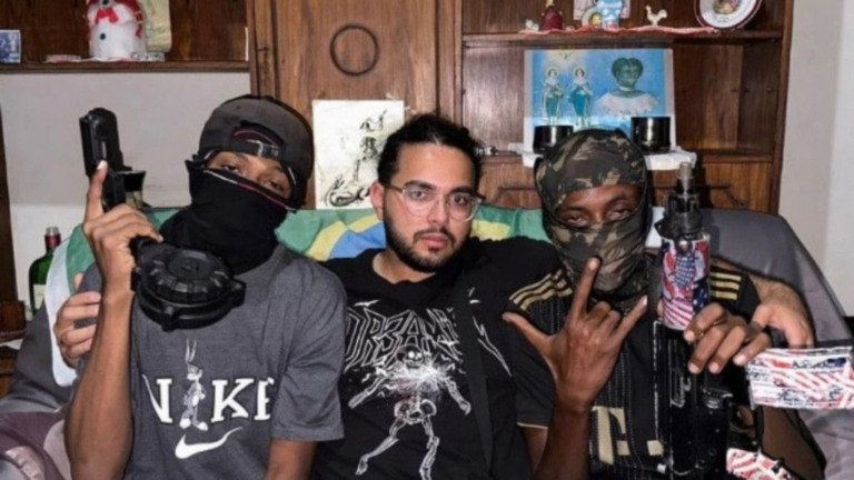 Reprodução/O Dia Youtuber Arab grava vídeo ao lado de criminosos do TCP na comunidade do Rio de Janeiro