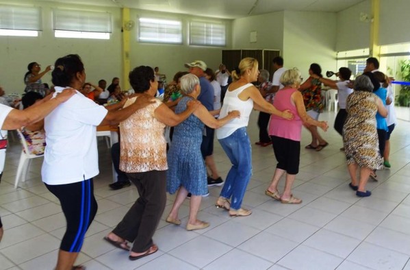 Carnaval em dezembro – Amigos do Bar fazem almoço e baile com idosos