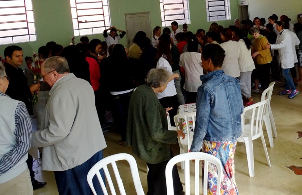 Circo leva flores e café especial para pacientes do HEM