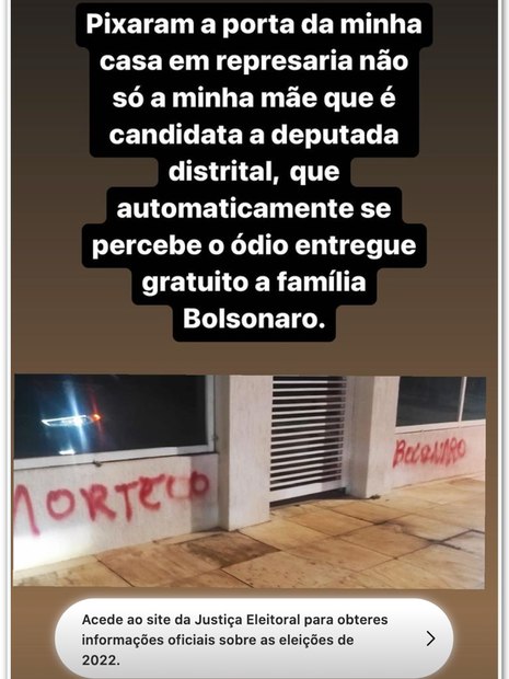 Jair Renan postou uma foto da fachada da residência da mãe com a inscrição 