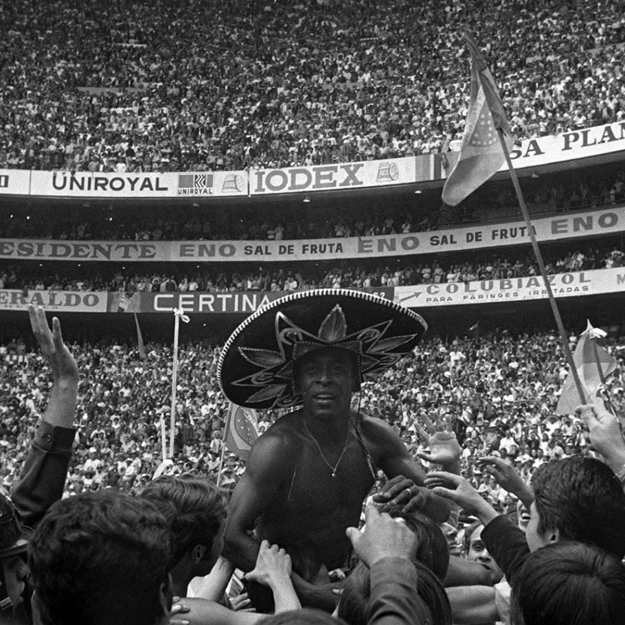 Pelé comemora título da Copa do Mundo de 1970 no Estádio Azteca