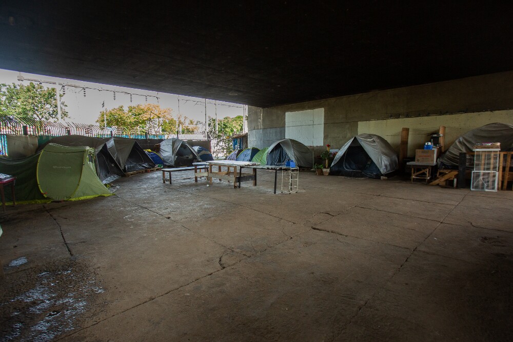 Barracas de moradores em situação de rua ocupam área debaixo de viaduto