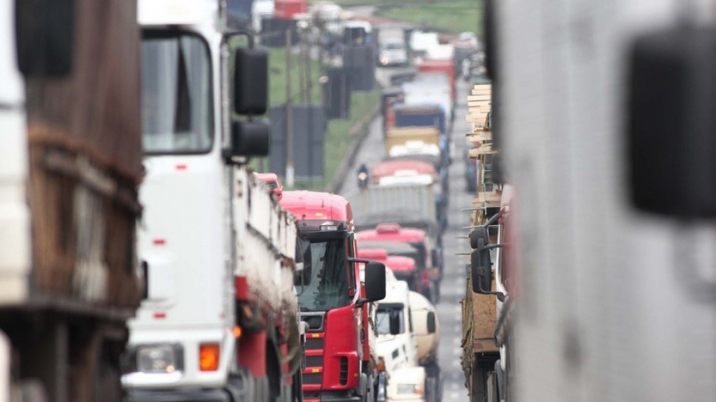 Greve dos caminhoneiros provoca temor de desabastecimento no Rio e em Minas