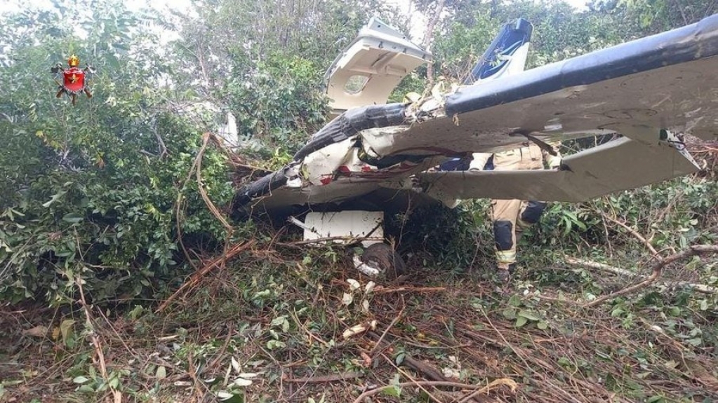 Avião de pequeno porte cai em Brasília