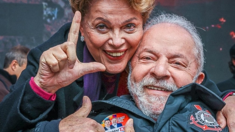 "Não fugiu da raia", diz Dilma sobre Lula ao ironizar Bolsonaro