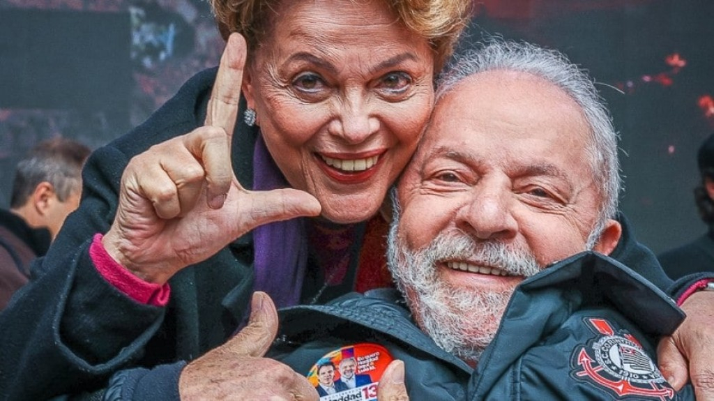 "Não fugiu da raia", diz Dilma sobre Lula ao ironizar Bolsonaro "Não fugiu da raia", diz Dilma sobre Lula ao ironizar Bolsonaro