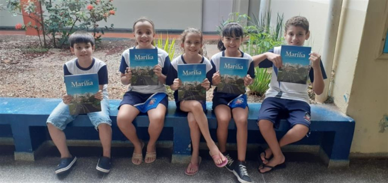 Alunos e professores recebem livro sobre história de Marília