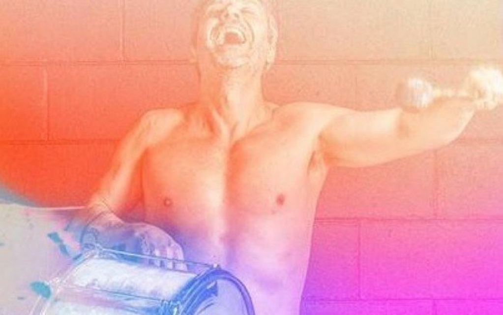 Alexandre Nero publica foto nu para divulgar single